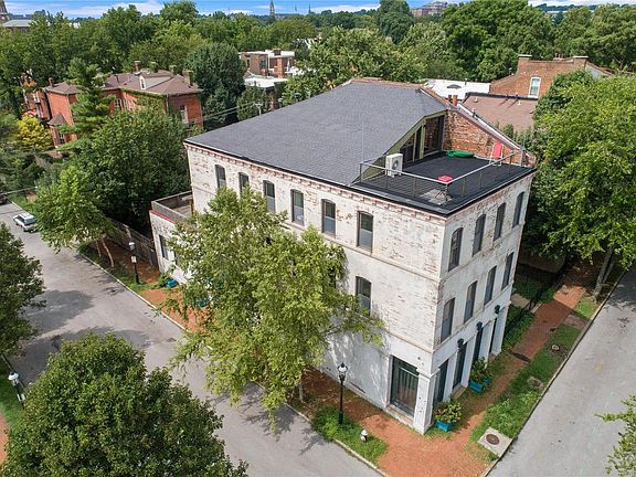 3rd image of 900 Hickory St