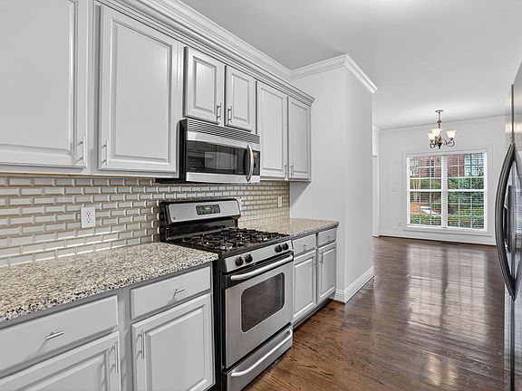 4th image of 448 Meadow Croft Dr