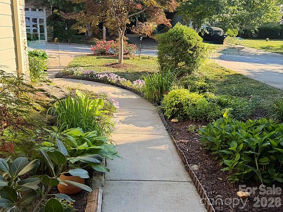 5th image of 10 Aberdeen Dr