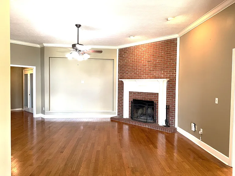 Wood burning fireplace w/gas ignitor, Large area designed for your wall mounted TV