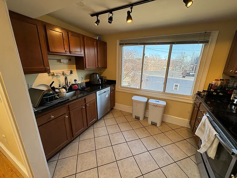 208-210 Holland St #2A — Photo 6