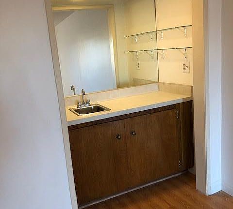 4th image of 5353 Yarmouth Ave Unit 202