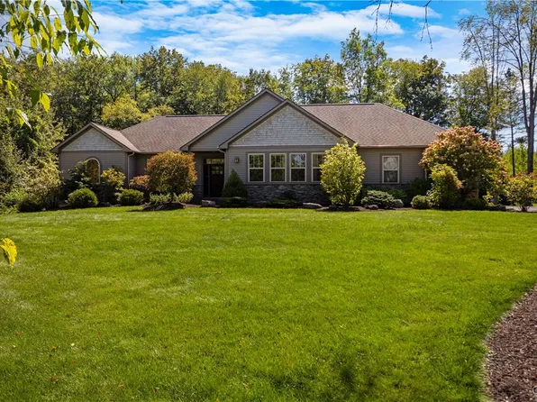 4350 Chickadee Cir, Syracuse, NY 13215