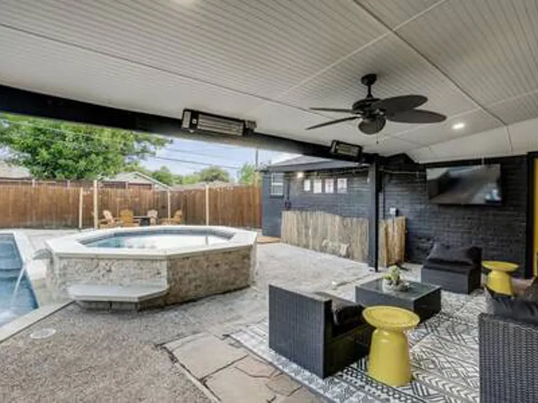 Darvany Dr — Photo 37