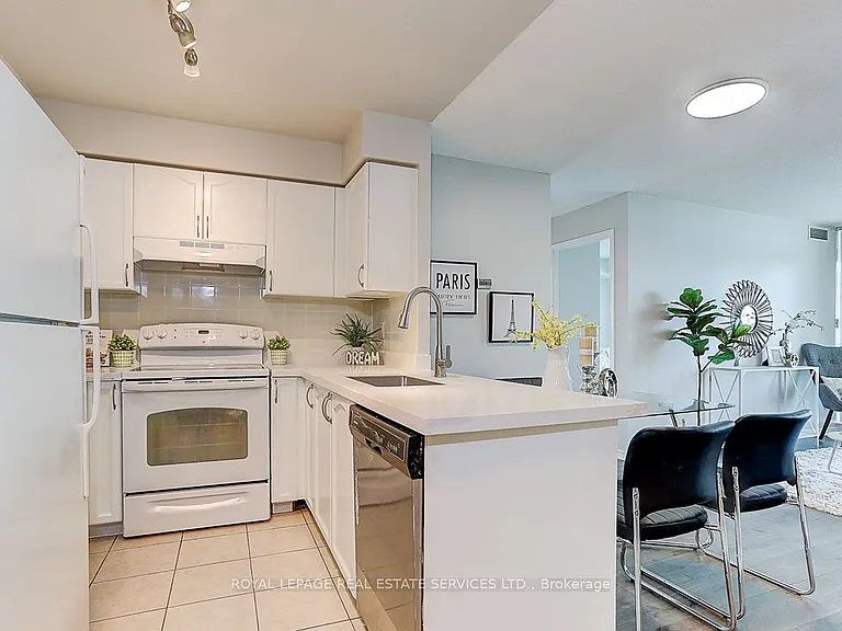 5500 Yonge St #808 — Photo 4