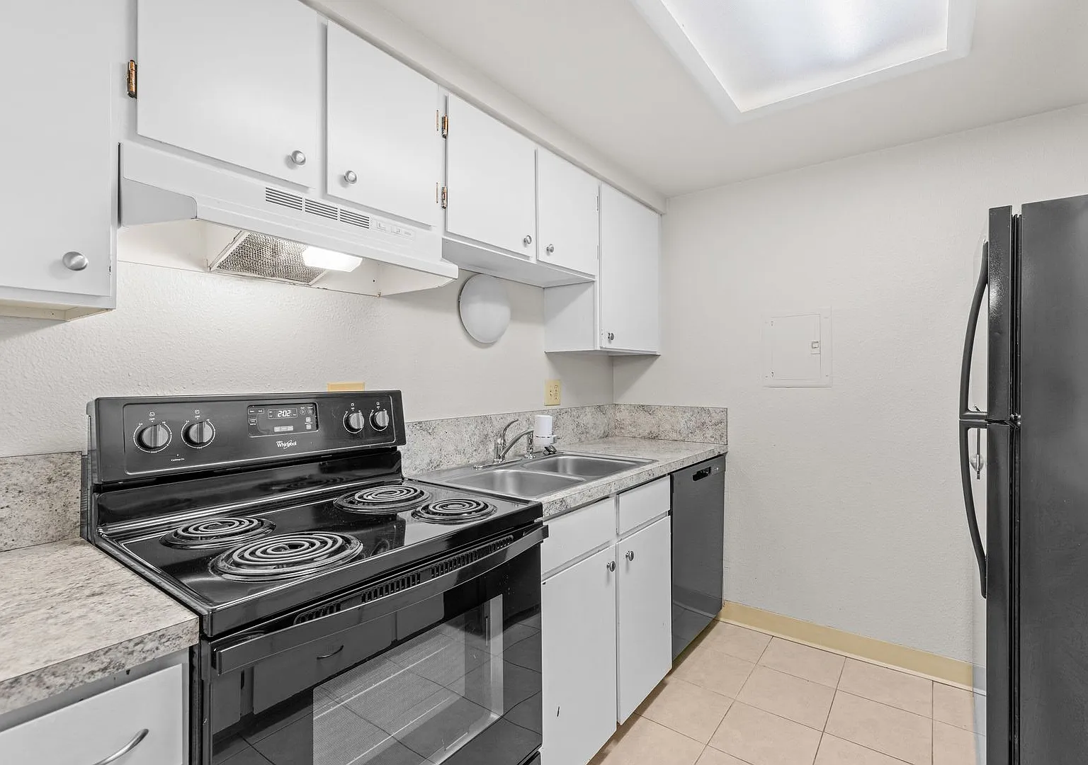 LOVELY spacious 2 bed/2 bath Westminster condo — Photo 4
