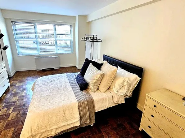 150 East 61st Street image 5 of 12