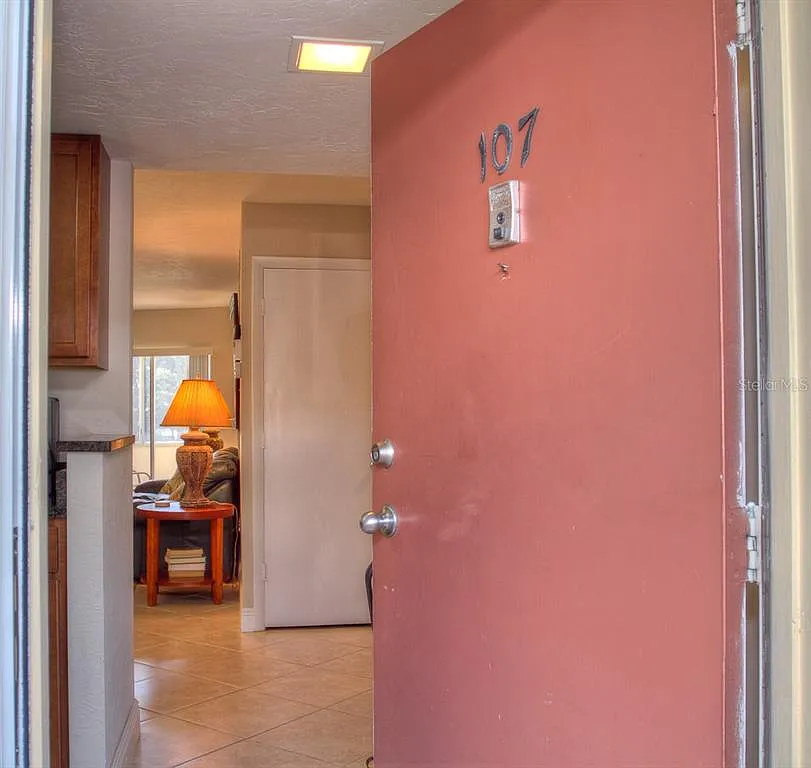 2 bed, 929 sqft, $6,400 — Photo 4