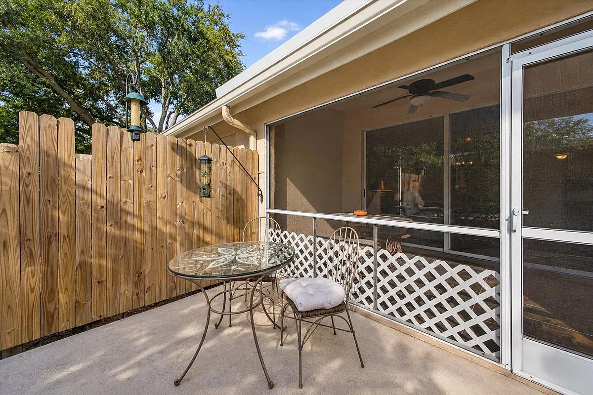 2 bed, 1089 sqft, $2,300 — Photo 3