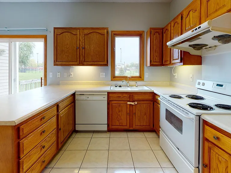 2504 Somerset Dr — Photo 5