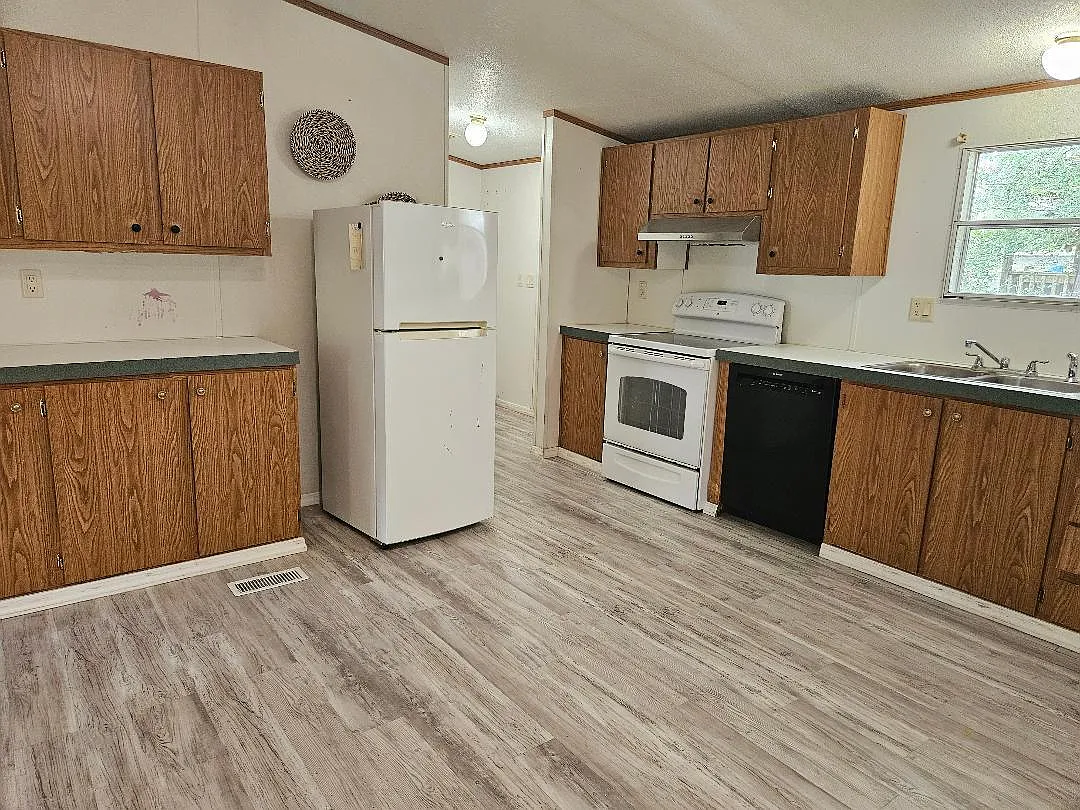 3 bed, 2.0 bath, 1120 sqft, $1,650 — Photo 4