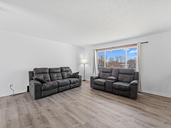4th image of 496 Braeburn Dr