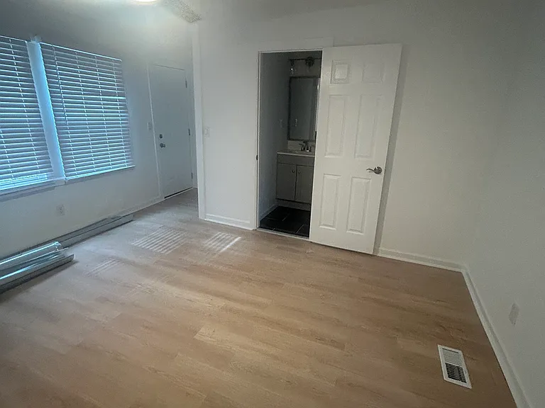 1415 E 27th St — Photo 3