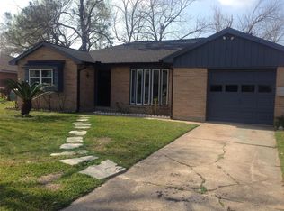 802 Stadium Cir, Friendswood, TX 77546