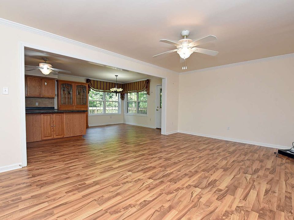 2nd image of 264 Piney Point Rd