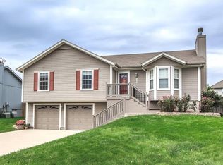 820 Country Hill Dr, Grain Valley, MO 64029