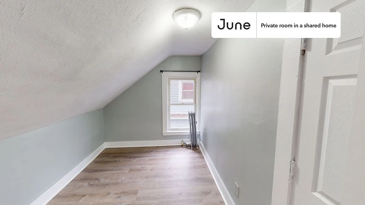 Full bedroom in 7 bed/2 bath home in Allston #1505 G — Photo 4