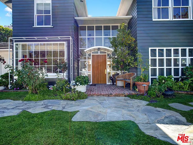 1056 Corsica Dr — Photo 4