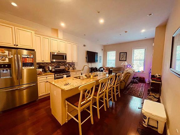 3rd image of 2024 Bainbridge St #1