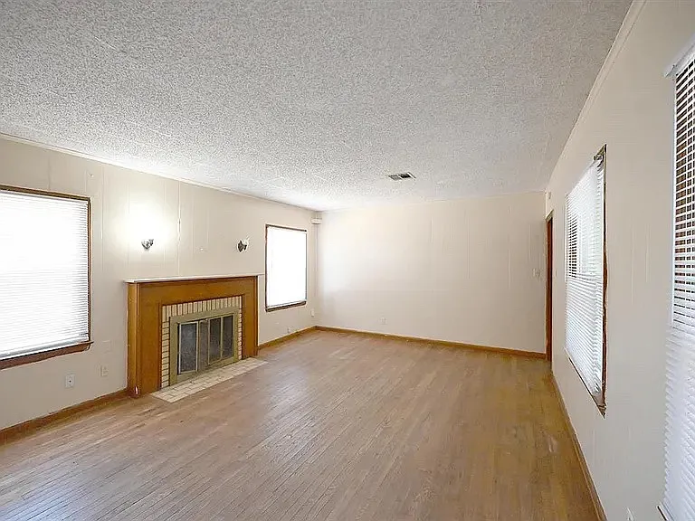 125 S Redwood Dr — Photo 4