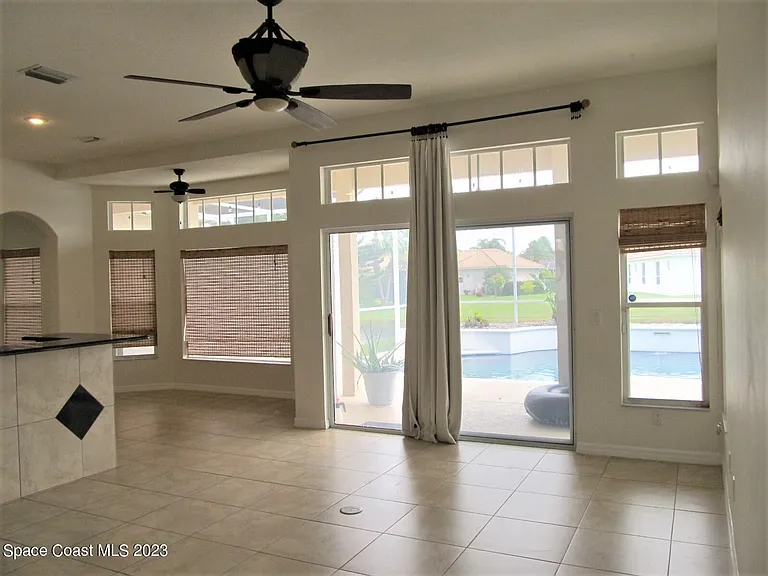 986 Fostoria Dr — Photo 2