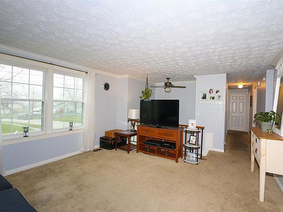 3rd image of 641 Holiday Dr