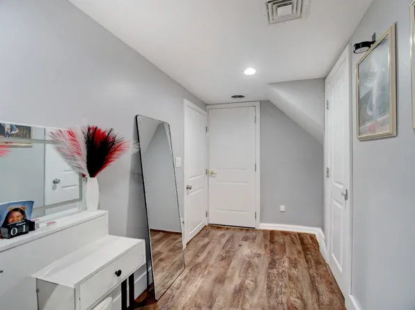 224 Freeman Avenue image 8 of 26