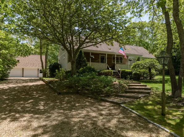 35 7th St N, Edgartown, MA 02539