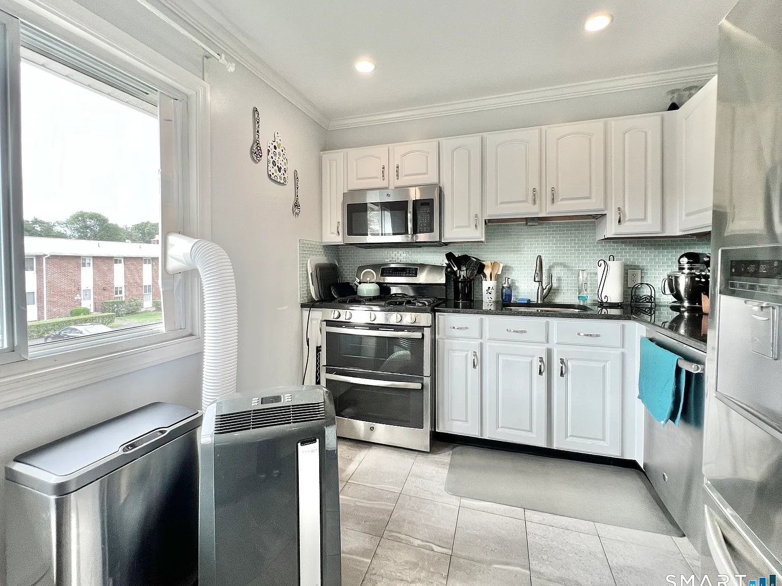 2 bed, 1.0 bath, 990 sqft, $3,000 — Photo 3