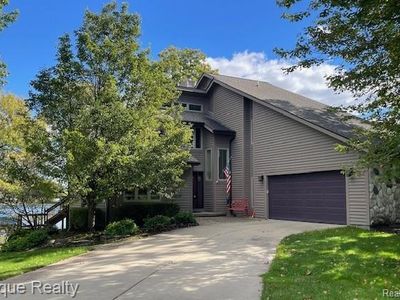 239 Pine Tree Rd, Lake Orion, MI, 48362