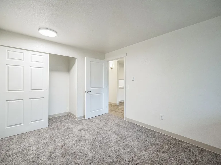 Spacious 2 Bedroom - Excellent Location! — Photo 18