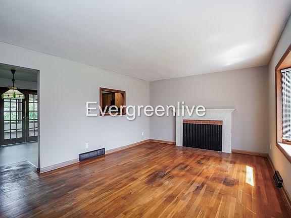 3rd image of 1147 Carrousel Dr E
