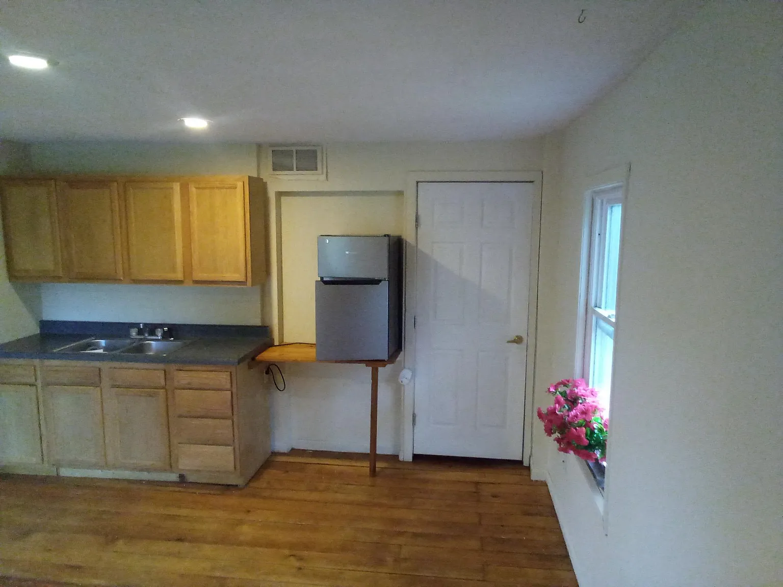 Studio, 300 sqft, $600 — Photo 2