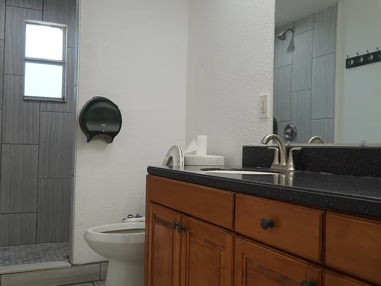 4111 W Montgomery Ter — Photo 17
