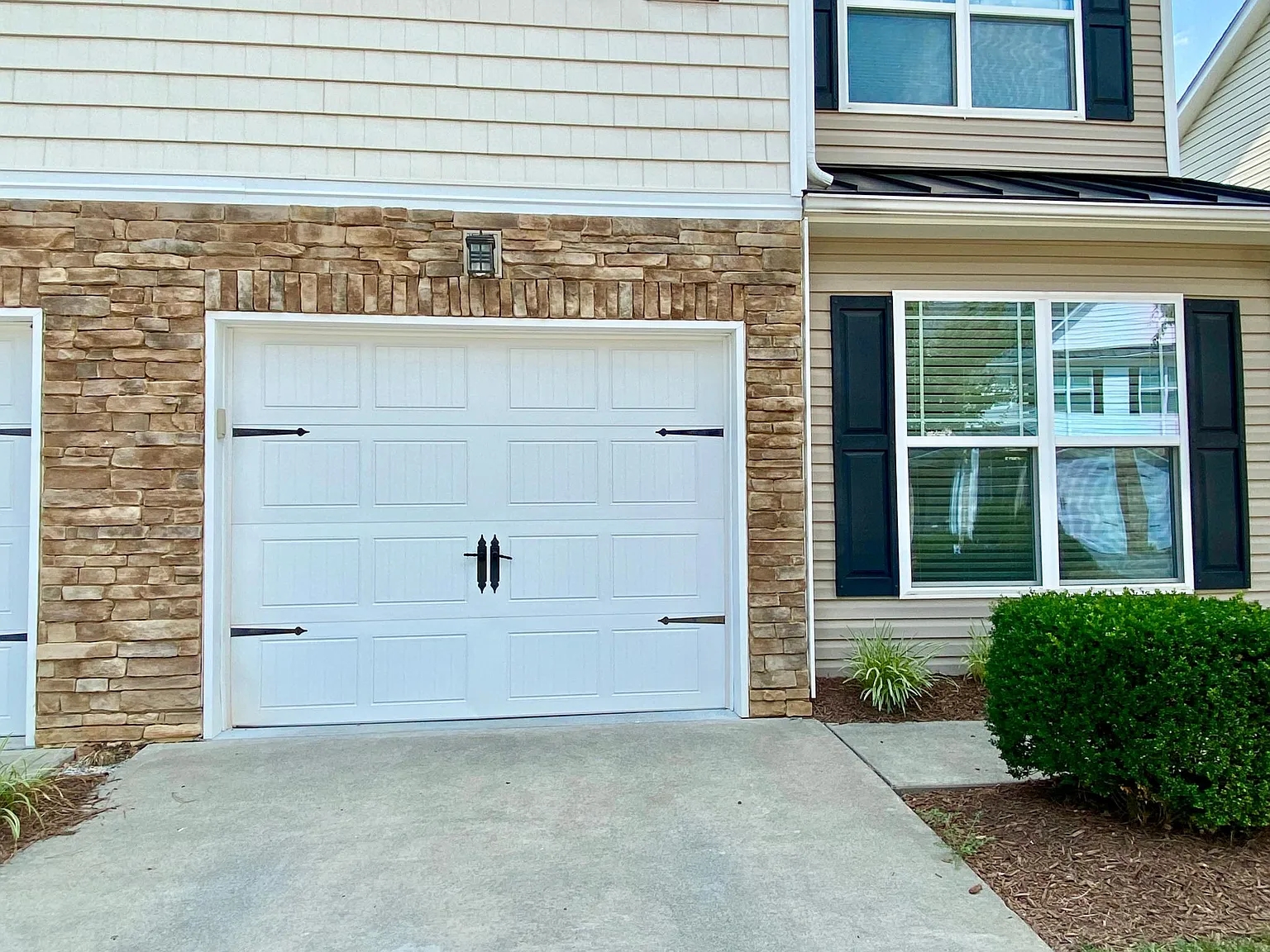 3 bed, 2.5 bath, 1492 sqft, $1,900 — Photo 2