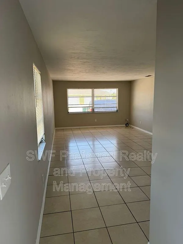 Building Photo - 1002 SE 12th Ter #G