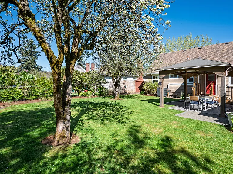 8922 SE Market St — Photo 33