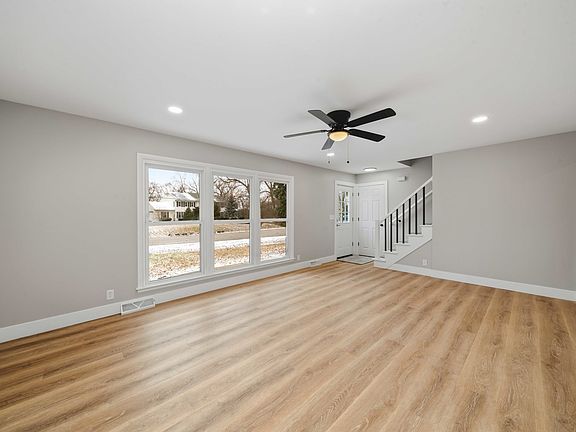 4th image of 82 Ashlawn Ave
