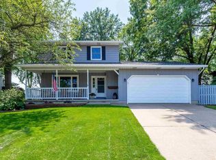 203 E Brownlie Ln, Long Grove, IA