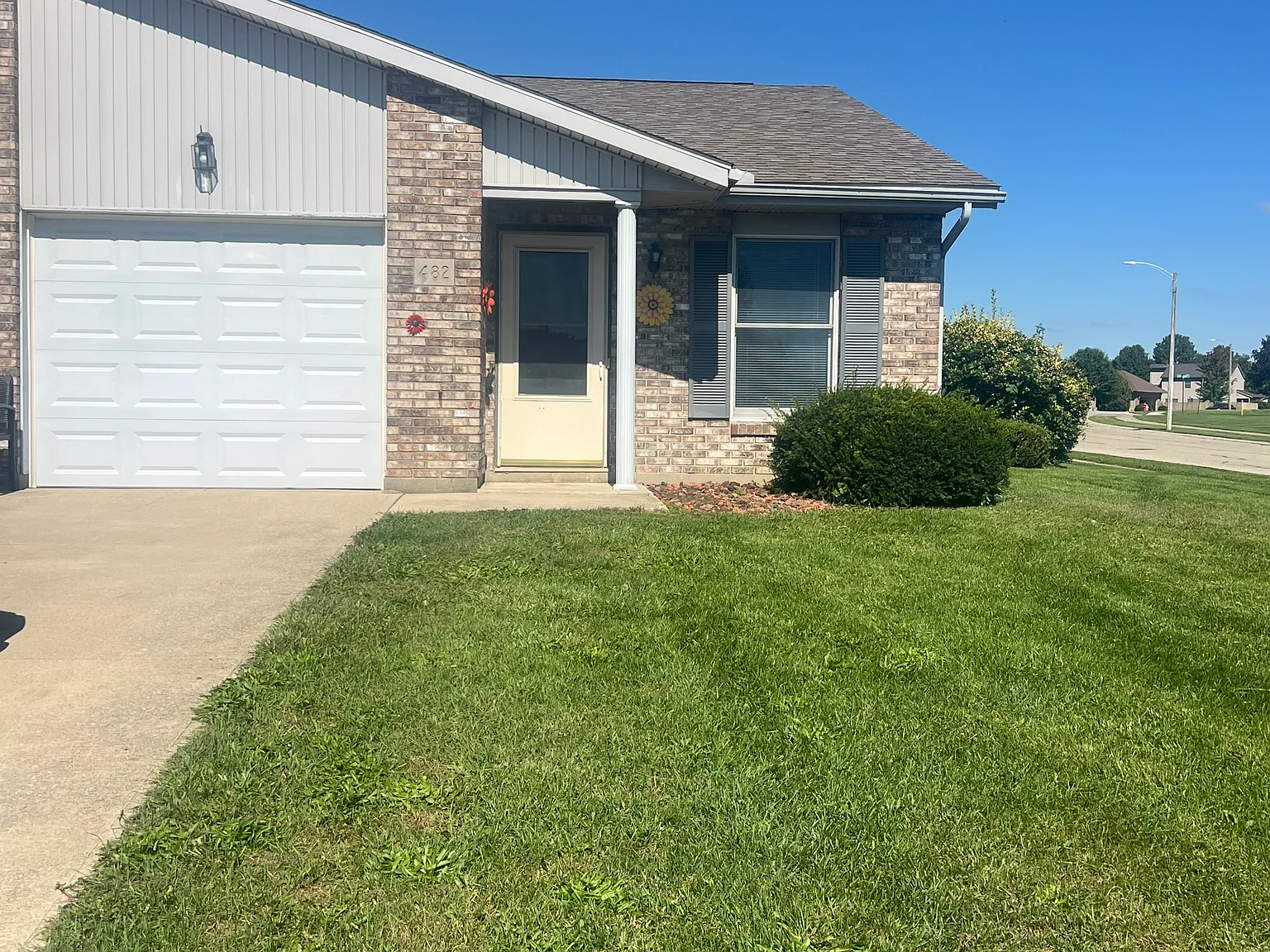 2 bed, 850 sqft, $1,100 — Photo 1