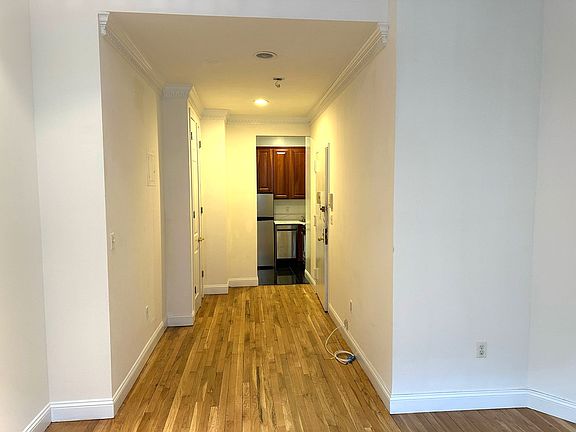 2nd image of 220 W 104th St APT 1E