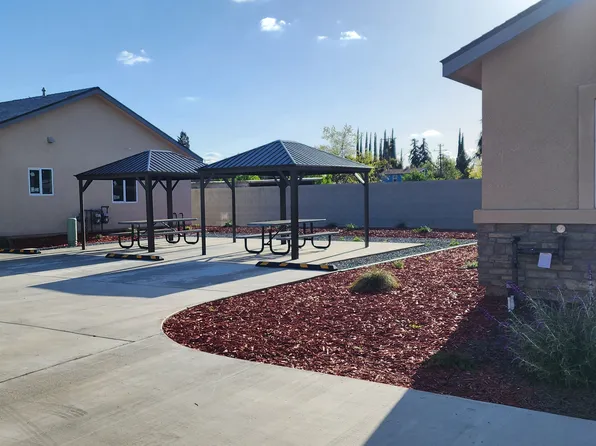 1223 S Pinkham Rd, Visalia, CA 93292