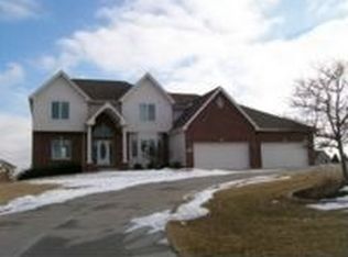 16323 Crestfield Dr, Omaha, NE 68136