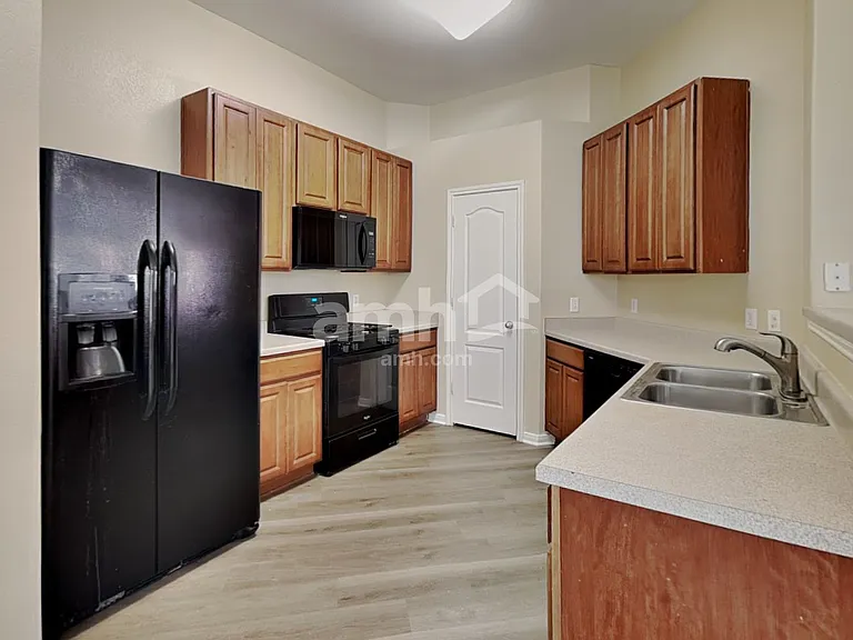 160 Bloomsbury Dr — Photo 3