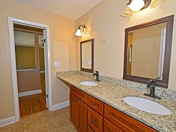 2nd image of 902 Avenue V SE