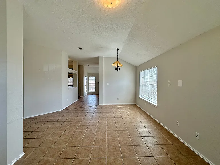 607 Hogan Dr — Photo 6