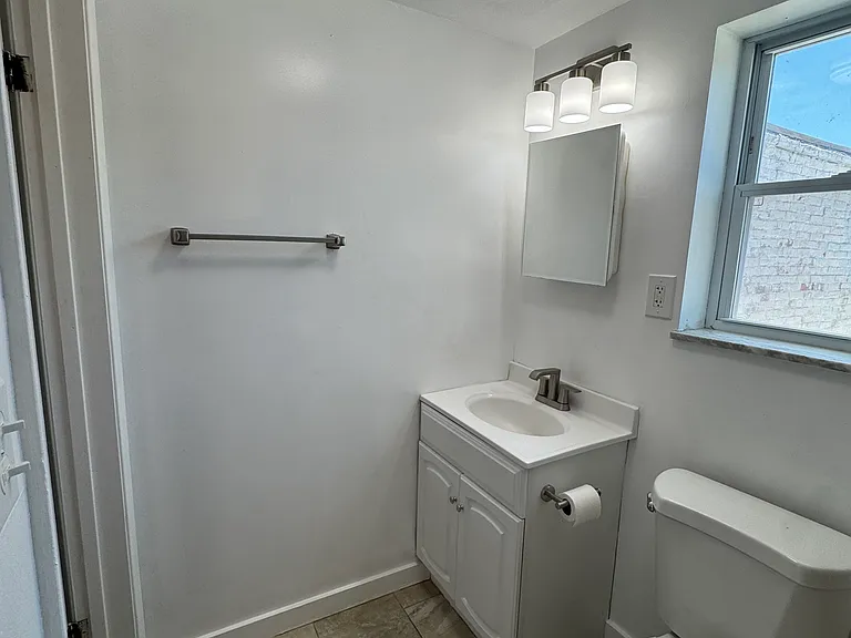 2318 Jane St #3 — Photo 4