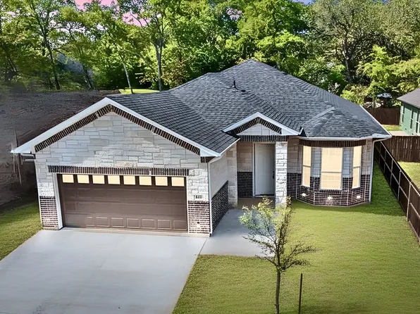 413 Henderson St, Bonham, TX 75418