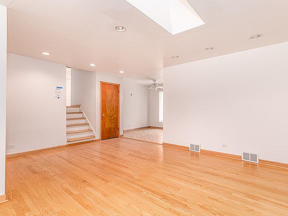 5th image of 901 Jarvis Ave