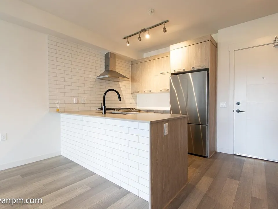 1012 Auckland St #206
